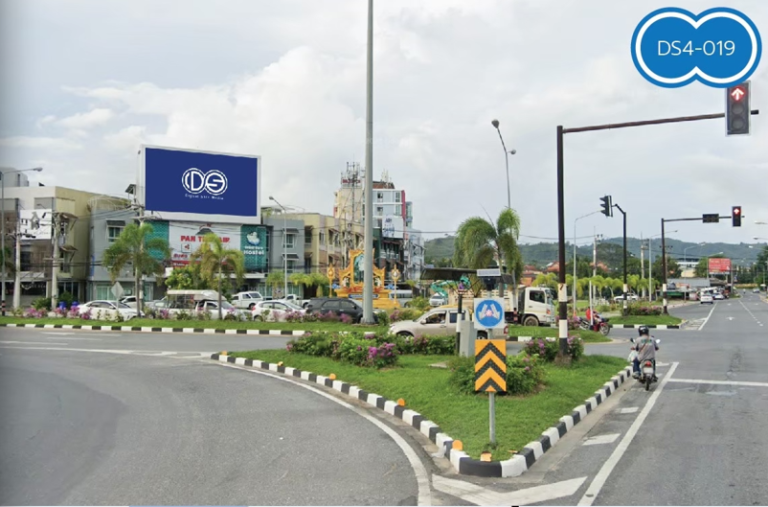 สามแยกไฟแดงชุมชนในยาง ก่อนถึงสนามบินภูเก็ต